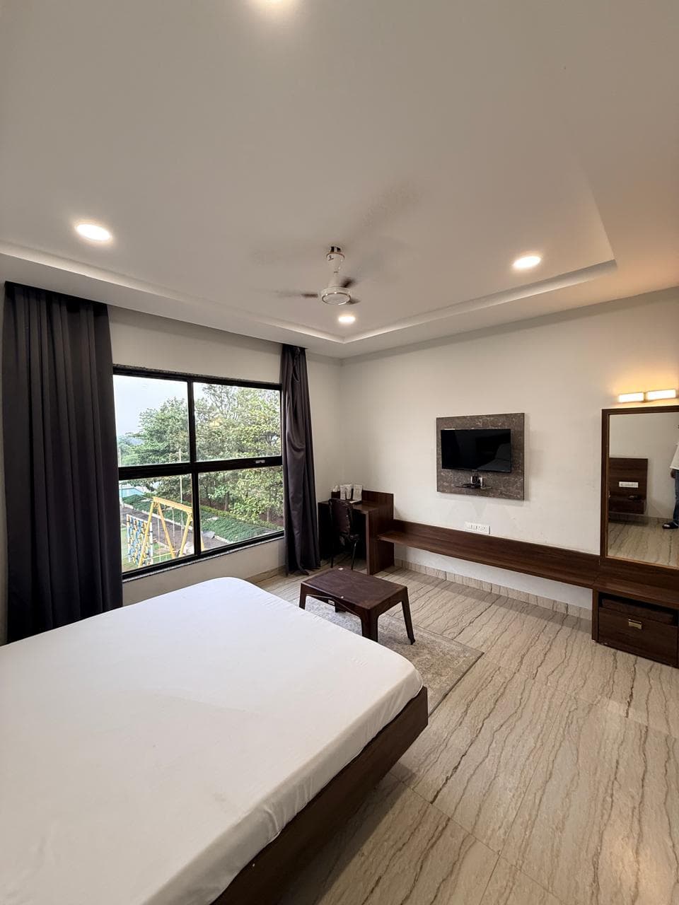 Executive King Bed gallery image